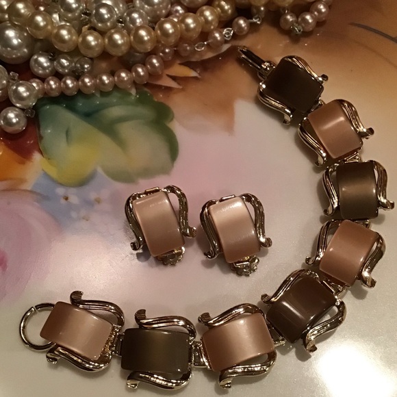 Vintage Jewelry - Chocolate Caramel Gold Lucite Demi-Parure